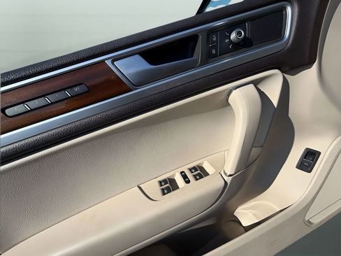 Used 2015 Volkswagen Touareg Lux image 11