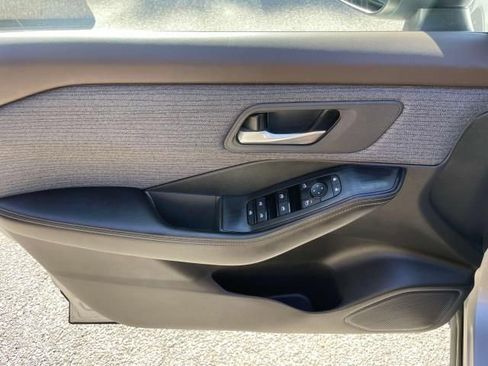 Used 2023 Nissan Rogue SV image 17