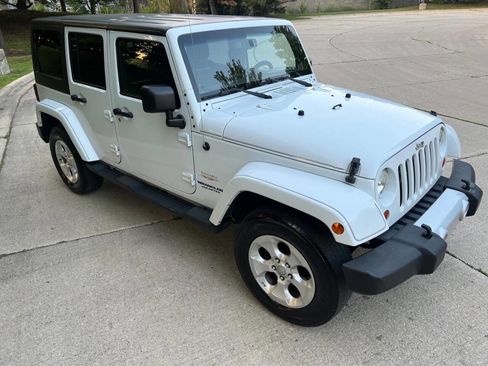 Used 2013 Jeep Wrangler Unlimited Sahara w/ Connectivity Group image 14