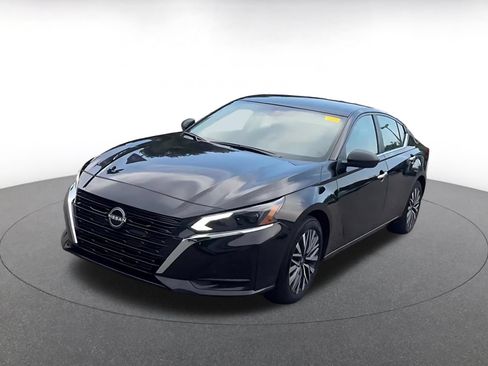 Used 2025 Nissan Altima 2.5 SV FWD image 4