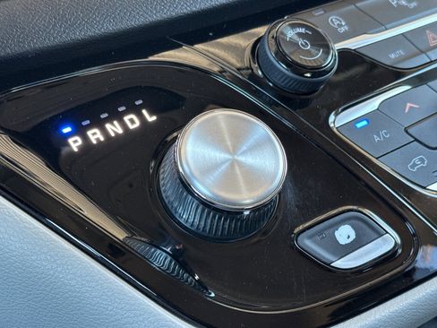 Used 2020 Chrysler Pacifica Touring-L w/ Tire & Wheel Group image 21