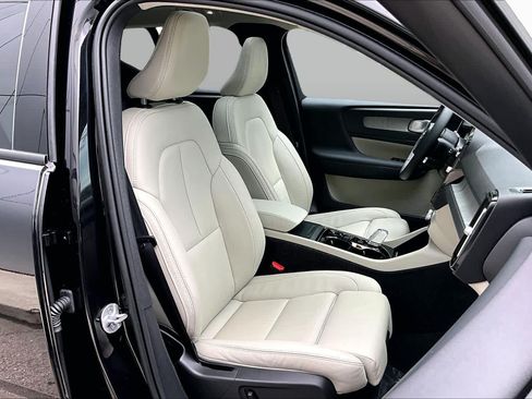 Used 2024 Volvo XC40 B5 Plus w/ Protection Package Premier AWD/4WD image 8