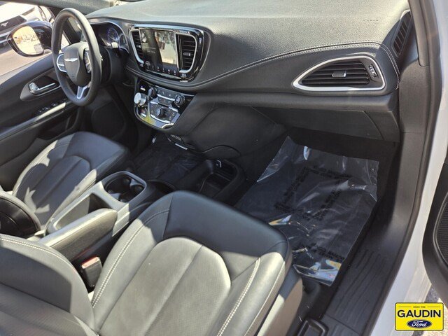 Used 2025 Chrysler Pacifica Select FWD image 18