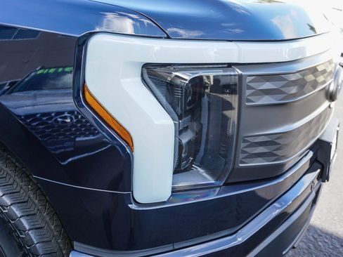 Used 2022 Ford F150 Lightning Lariat image 10