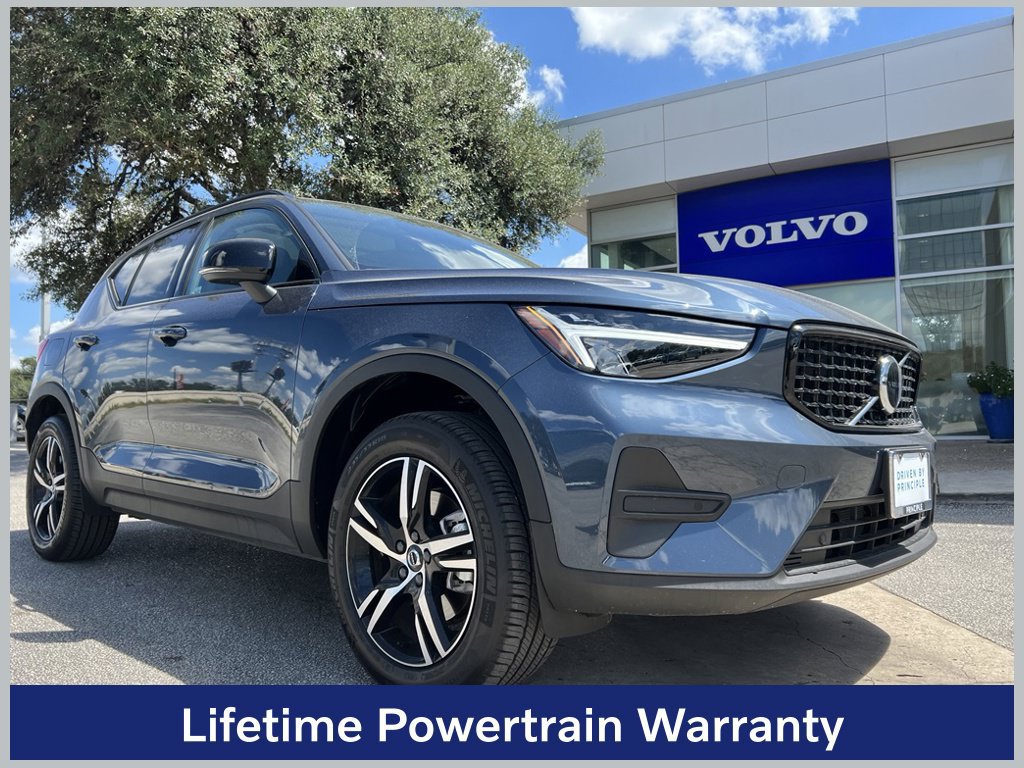 Certified 2026 Volvo XC40 B4 Core FWD image 1