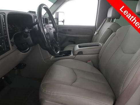 Used 2006 GMC Sierra 3500 SLT w/ Heavy-Duty Power Package AWD/4WD image 16