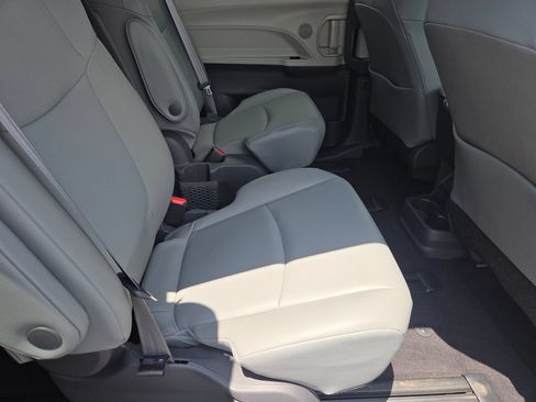 Used 2021 Toyota Sienna XLE FWD image 30
