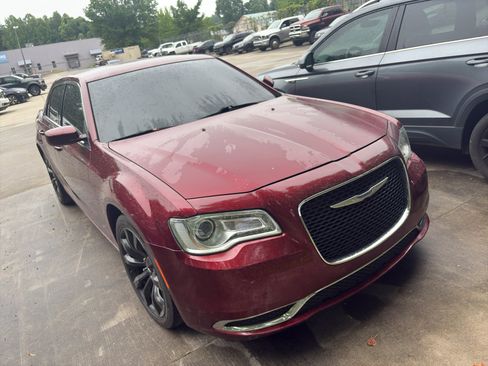 Used 2019 Chrysler 300 Touring L w/ Quick Order Package 22F RWD image 2