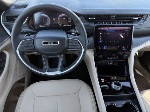 Used 2025 Jeep Grand Cherokee Limited w/ Black Appearance Package image 12