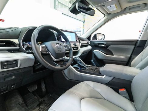 Certified 2026 Toyota Highlander XLE AWD/4WD image 4