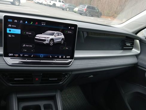 New 2025 Volkswagen Tiguan SE image 17