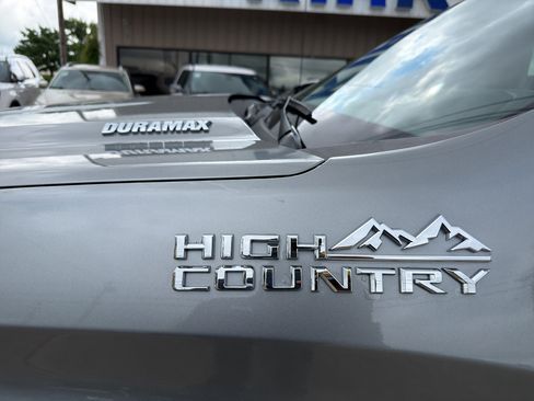 Used 2024 Chevrolet Silverado 1500 High Country w/ Technology Package AWD/4WD image 9