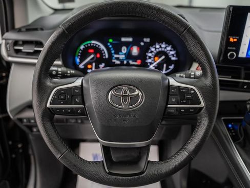 Used 2025 Toyota Sienna XLE FWD image 33