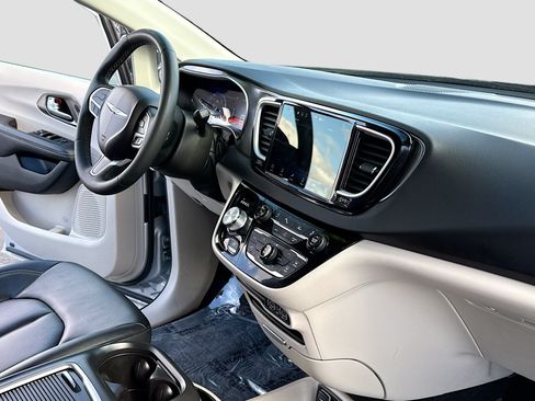 Used 2024 Chrysler Pacifica Touring-L FWD image 5