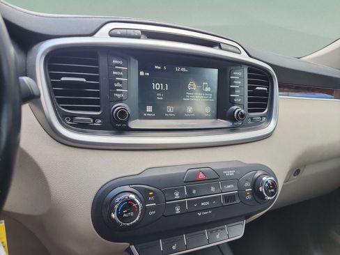 Used 2017 Kia Sorento LX w/ LX Convenience Package image 12