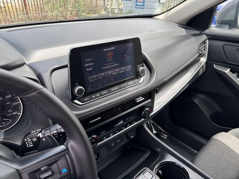 Used 2025 Nissan Rogue SV FWD image 17