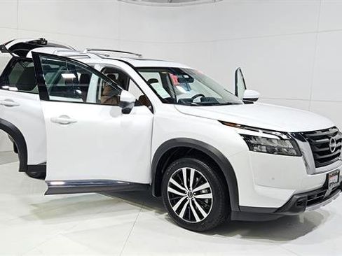 Certified 2025 Nissan Pathfinder Platinum FWD image 29