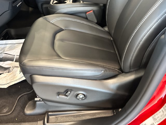 New 2027 Chrysler Pacifica Select w/ Family Tech Group FWD image 10