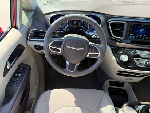 Used 2018 Chrysler Pacifica Touring Plus FWD image 17