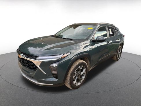 Used 2025 Chevrolet Trax LT w/ LT Convenience Package FWD image 8