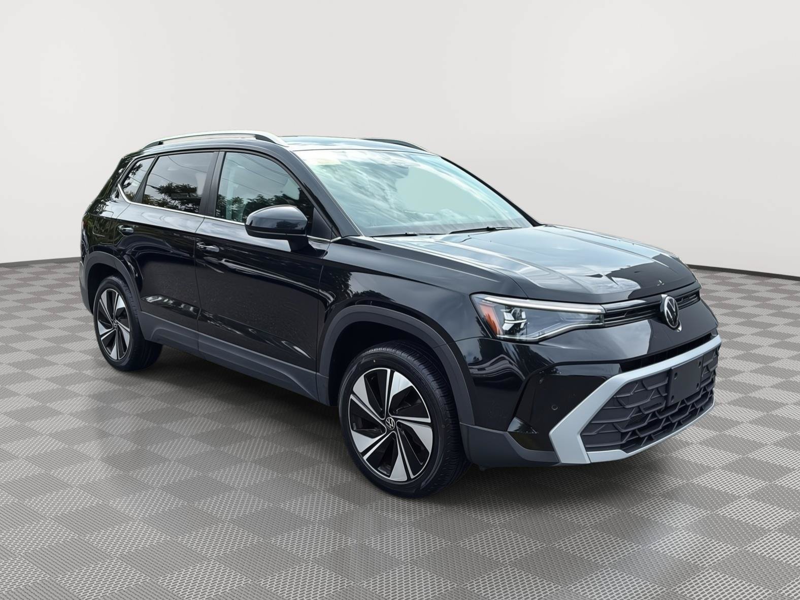 Used 2025 Volkswagen Taos SE AWD/4WD image 3