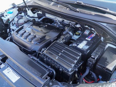 Used 2018 Volkswagen Tiguan SE w/ Panoramic Sunroof Package image 12