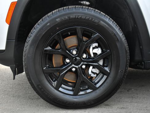 Used 2024 Jeep Grand Cherokee L Laredo image 12