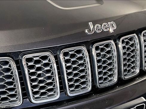 Used 2020 Jeep Grand Cherokee Overland AWD/4WD image 29