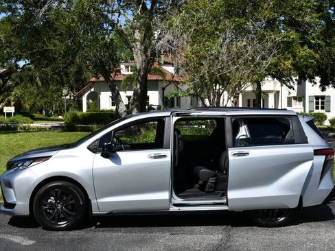 Used 2025 Toyota Sienna XSE image 4