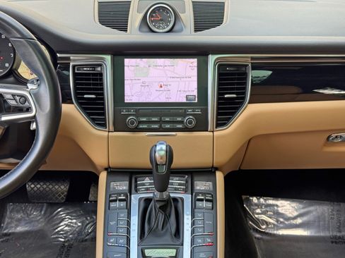 Used 2018 Porsche Macan AWD/4WD image 23
