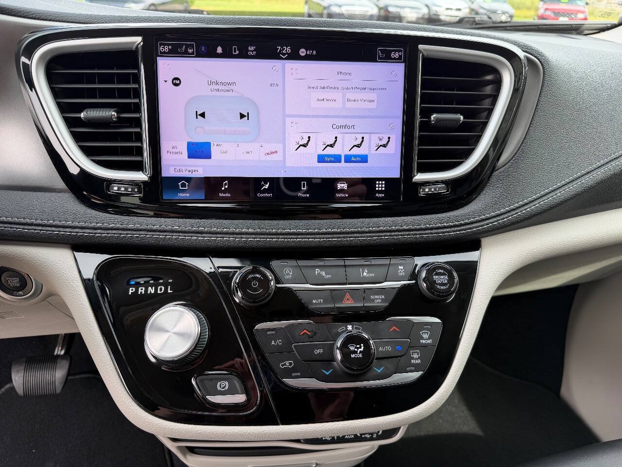 Used 2023 Chrysler Pacifica Touring-L AWD/4WD image 11