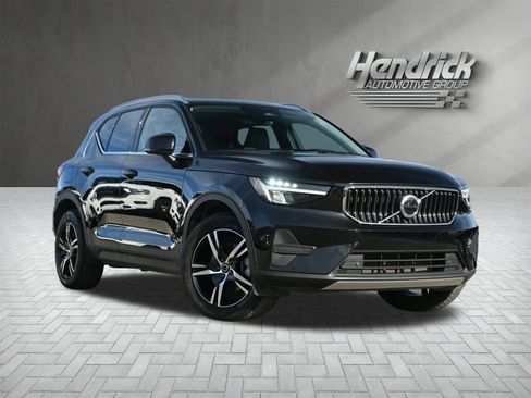 Used 2025 Volvo XC40 B5 Core image 2