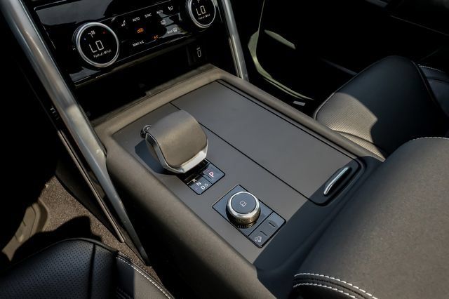 New 2026 Land Rover Discovery Limited Edition AWD/4WD image 32