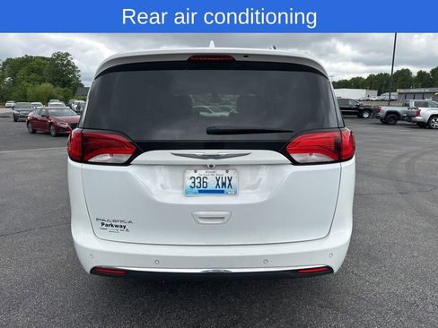 Used 2017 Chrysler Pacifica Touring-L w/ Tire & Wheel Group FWD image 5
