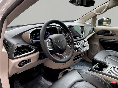 Used 2023 Chrysler Pacifica Touring-L FWD image 17