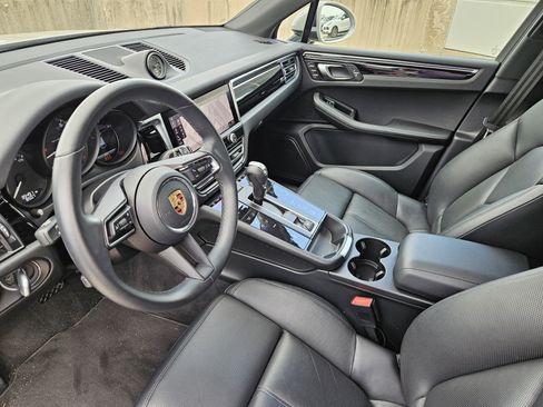 Certified 2023 Porsche Macan Turbo image 4