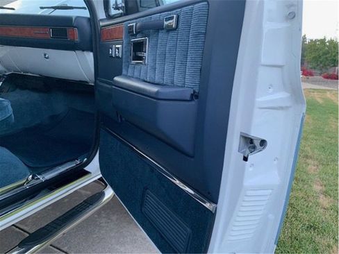 Used 1991 GMC Suburban 4WD image 21