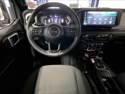Used 2024 Jeep Wrangler Unlimited w/ Convenience Group AWD/4WD image 17