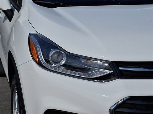 Certified 2022 Chevrolet Trax LT w/ LT Convenience Package image 9