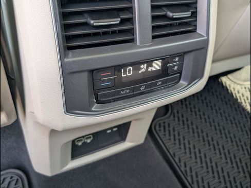 Used 2018 Volkswagen Atlas SEL AWD/4WD image 17