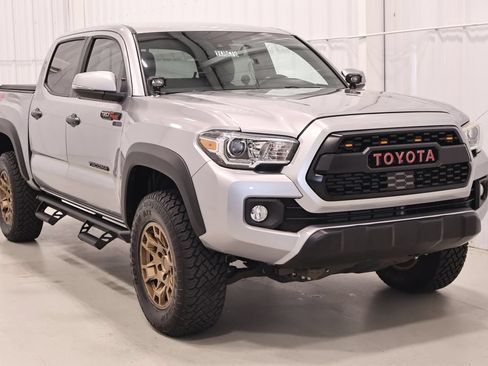 Used 2019 Toyota Tacoma TRD Off-Road AWD/4WD image 4