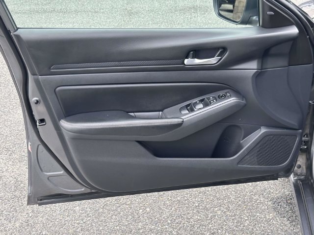 Used 2025 Nissan Altima 2.5 SV FWD image 14