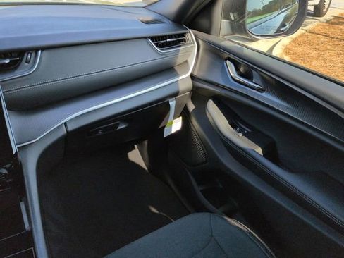 Certified 2025 Jeep Grand Cherokee Laredo X image 19