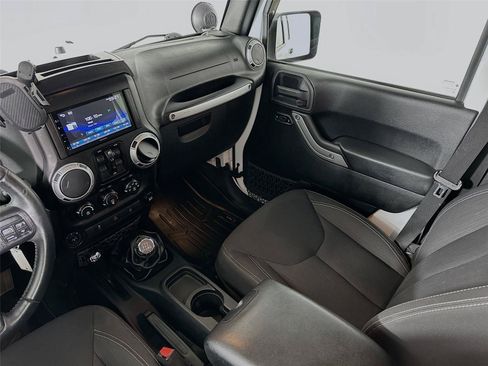 Used 2015 Jeep Wrangler Unlimited Sahara w/ Connectivity Group AWD/4WD image 21