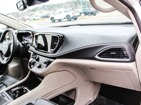 Used 2023 Chrysler Pacifica Limited FWD image 22