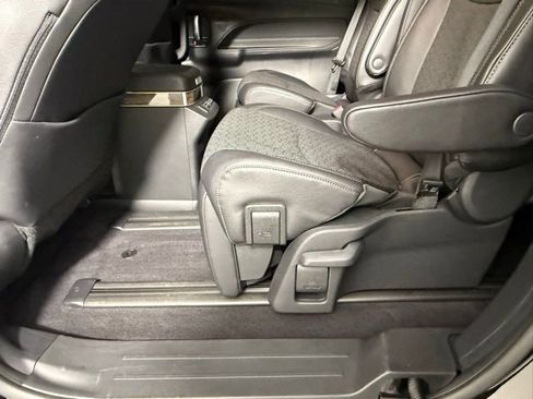 Used 2025 Toyota Sienna Platinum image 37