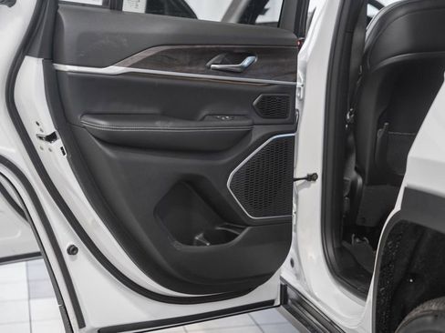 New 2026 Jeep Grand Cherokee Limited AWD/4WD image 37