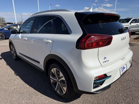 Used 2022 Kia Niro EX Premium w/ Cold Weather Package image 3
