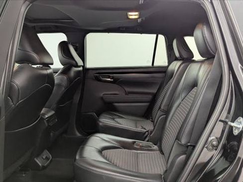 Used 2023 Toyota Highlander XSE FWD image 17