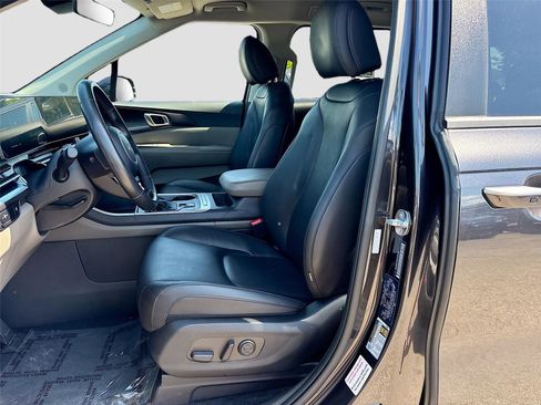 Used 2025 Kia Carnival FWD image 21